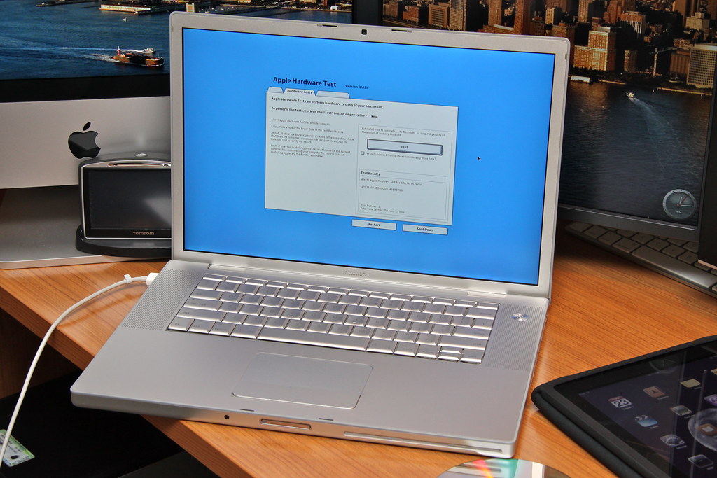 dysk zewnętrzny, chmura i laptop