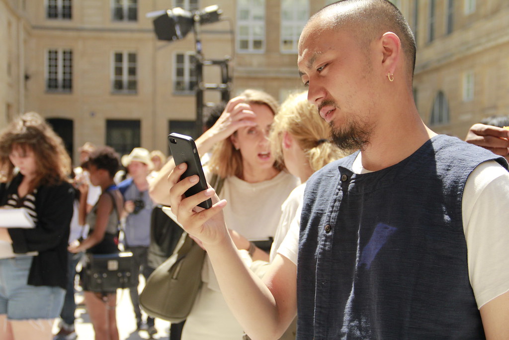 telefon z wyciszonymi powiadomieniami