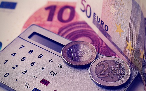 kalendarz z rachunkami i długopisem